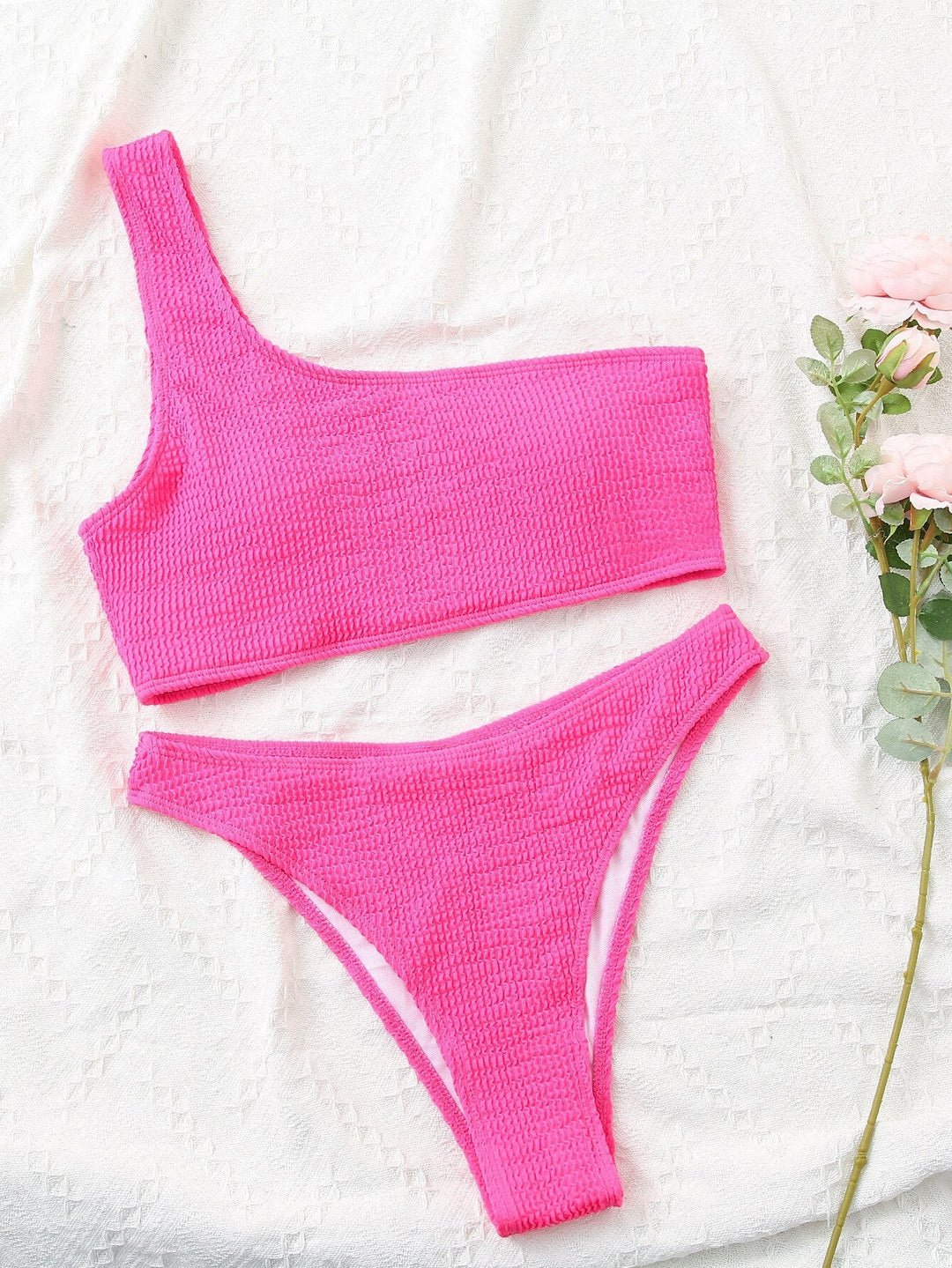 Trendsettende one-shoulder dames bikini, badmode die comfort en stijl moeiteloos combineert.