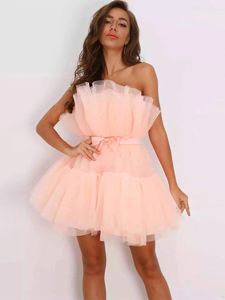 Zwarte strapless damesjurk, tijdloze elegantie, perfect voor een avondje uit of avondjurk.