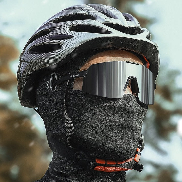Ademende skimuts van fleece, ontworpen voor optimale warmte en bescherming tijdens het skiën.
