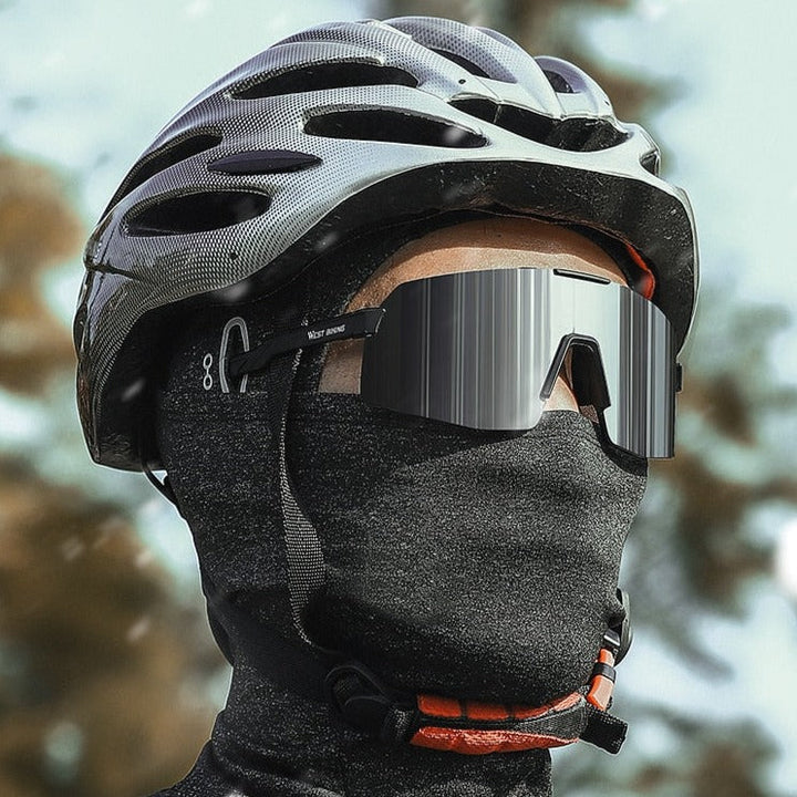Ademende skimuts van fleece, ontworpen voor optimale warmte en bescherming tijdens het skiën.