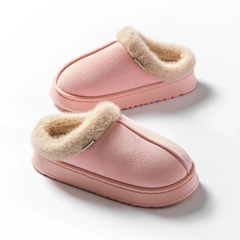 Antislipzool van een zachte, warme fluffy winterslipper. Veilige en comfortabele pantoffel voor binnen.