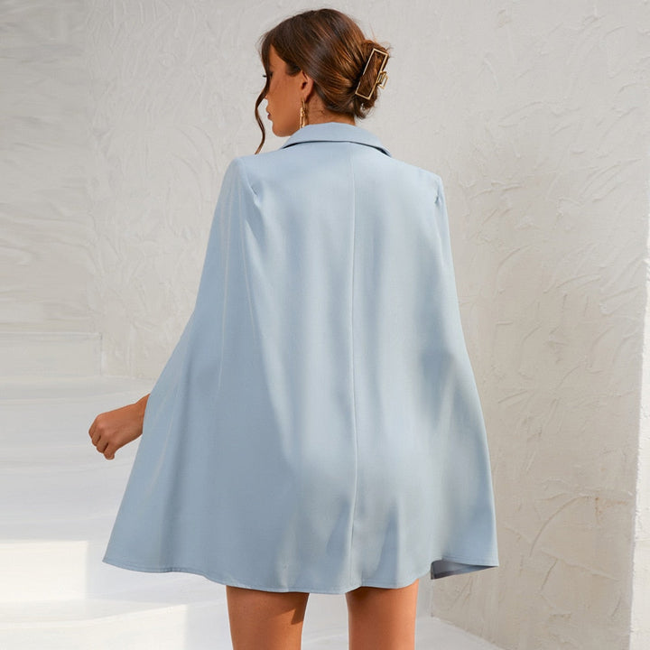 FayenneDames blazer jurk met kaapontwerp, toont elegante pasvorm en veelzijdigheid voor elke gelegenheid.