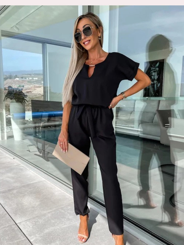 Modieuze Dames Patty jumpsuit met flatterende V-hals en korte mouwen, comfortabel voor lente en zomer.