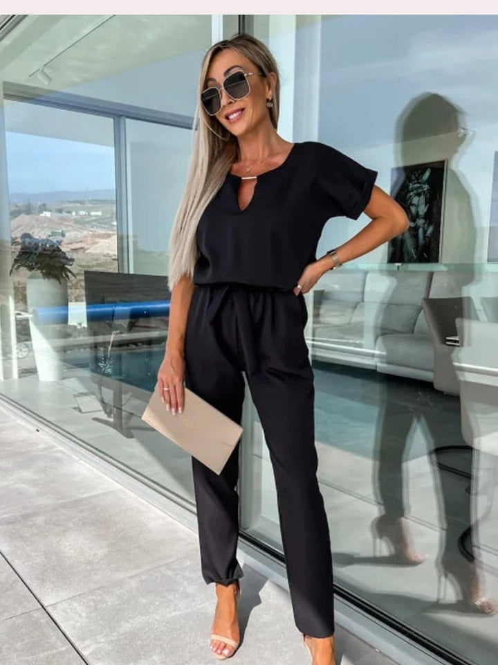 Modieuze Dames Patty jumpsuit met flatterende V-hals en korte mouwen, comfortabel voor lente en zomer.