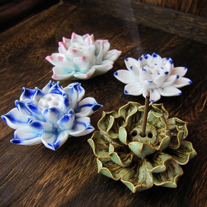 Witte lotusbloem wierookhouder van keramiek, perfect voor meditatie en ontspanning in huis.
