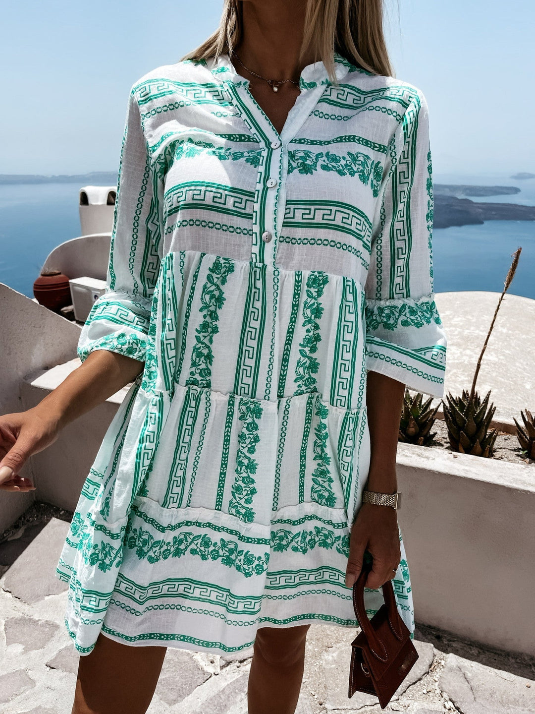 Groene zomerjurk met ruches en vrolijk patroon, comfortabele Inna Ibiza Ruffle Dress.