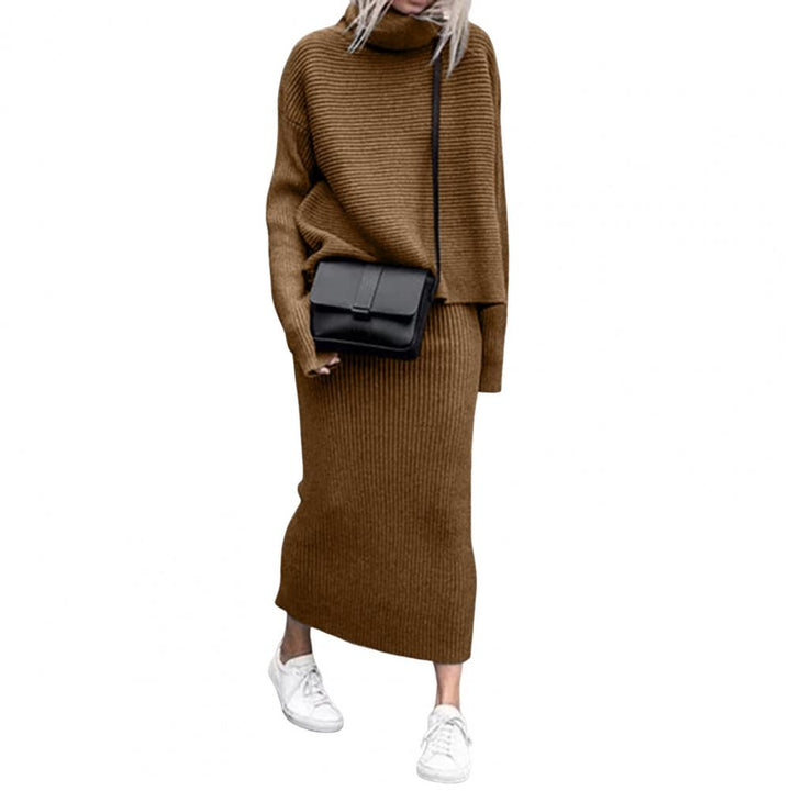 Dames model draagt de elegante SanaFit rok en trui set; perfect voor een stijlvolle en veelzijdige look.