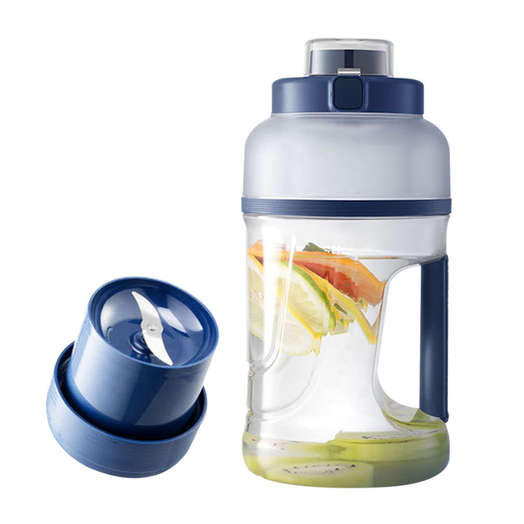 Detail van de BPA-vrije fruit infuser in de lekvrije waterfles, perfect voor verse fruitdranken.