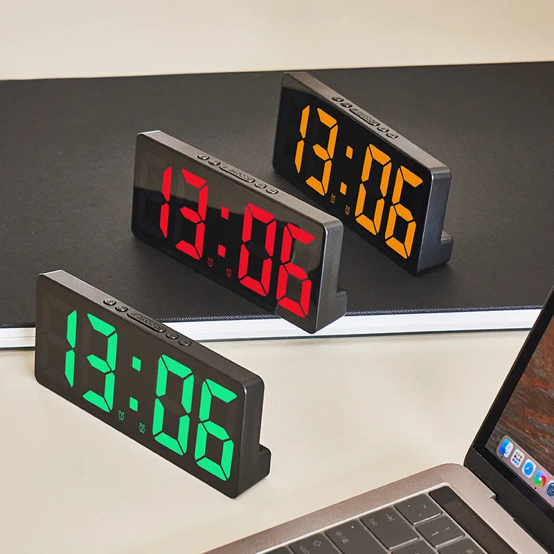 Moderne LED wekker met digitale tijdsweergave, temperatuur en kalender voor slaapkamer.
