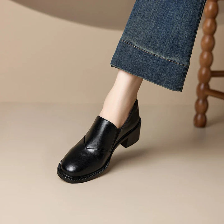 Stijlvolle damesschoenen (pumps/loafers) met brede hak en ronde neus, comfortabel voor langdurig dragen.