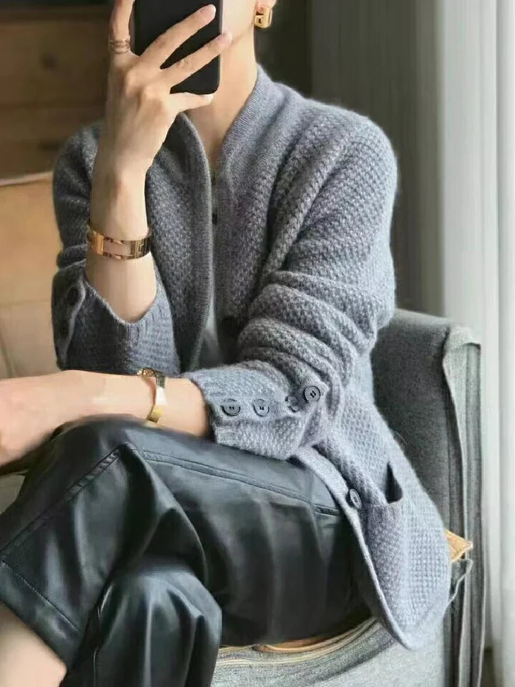 Chique beige kasjmier dames vest met opstaande kraag, warm en comfortabel voor elke winteroutfit.