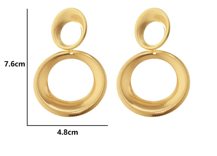 Stijlvolle dames gouden oorbellen met uniek 3D effect. Luxe statement sieraden, ideaal voor elke outfit.