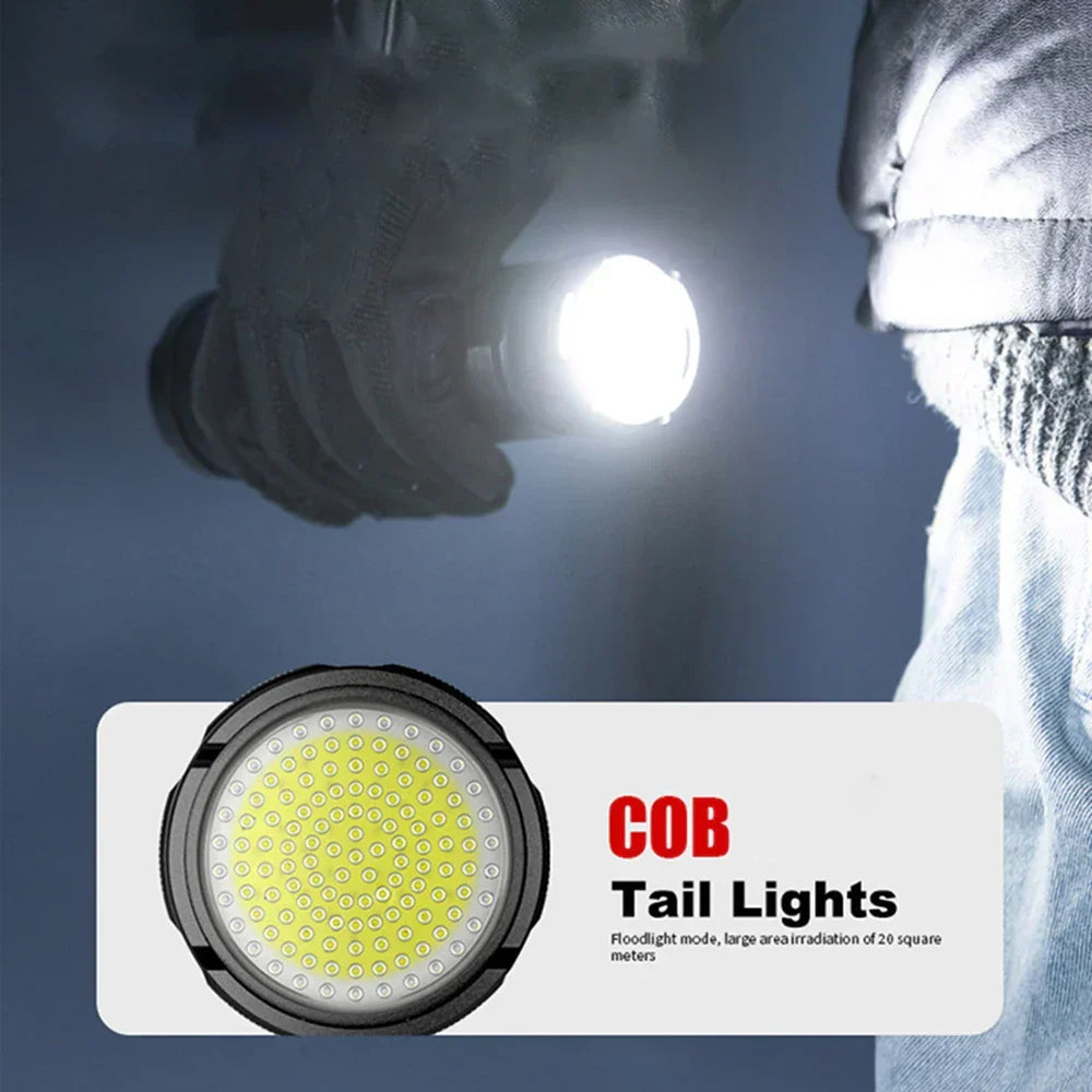 Veelzijdige 10000 lumen LED zaklamp, oplaadbaar en waterdicht. Essentieel voor kamperen, wandelen en noodsituaties.