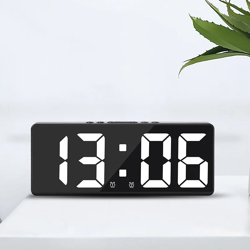 Wekker LED klok met geluidsbediening, temperatuurweergave en kalender; perfect voor een modern interieur.