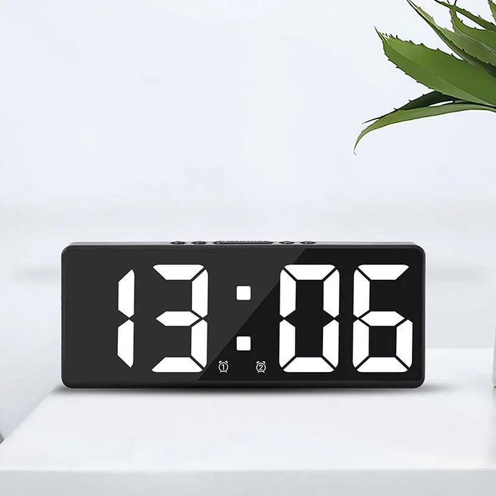 Wekker LED klok met geluidsbediening, temperatuurweergave en kalender; perfect voor een modern interieur.