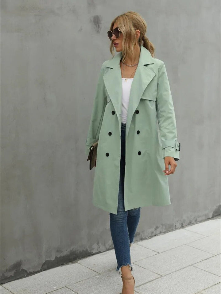 Strakke en stijlvolle dames trenchcoat Kelly, een lange jas die elegantie en comfort combineert.