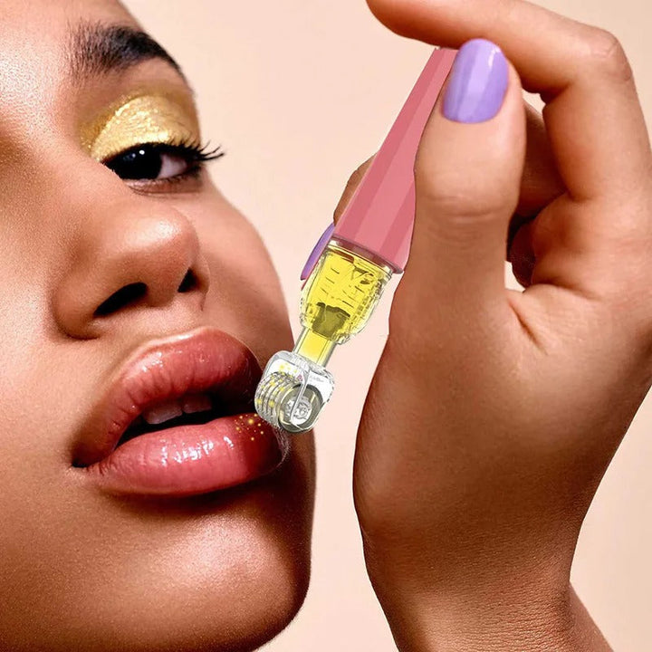 Vrouw past lippenvergrotingsset toe voor een natuurlijke look. Veilige, niet-invasieve lipbooster voor thuis.