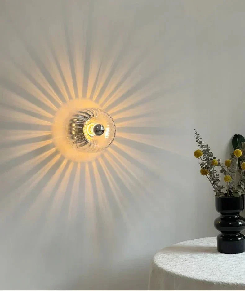 Design wandlamp in goud, Bauhaus-Scandinavische stijl. Verlichting met glazen kap voor woonkamer of gang.