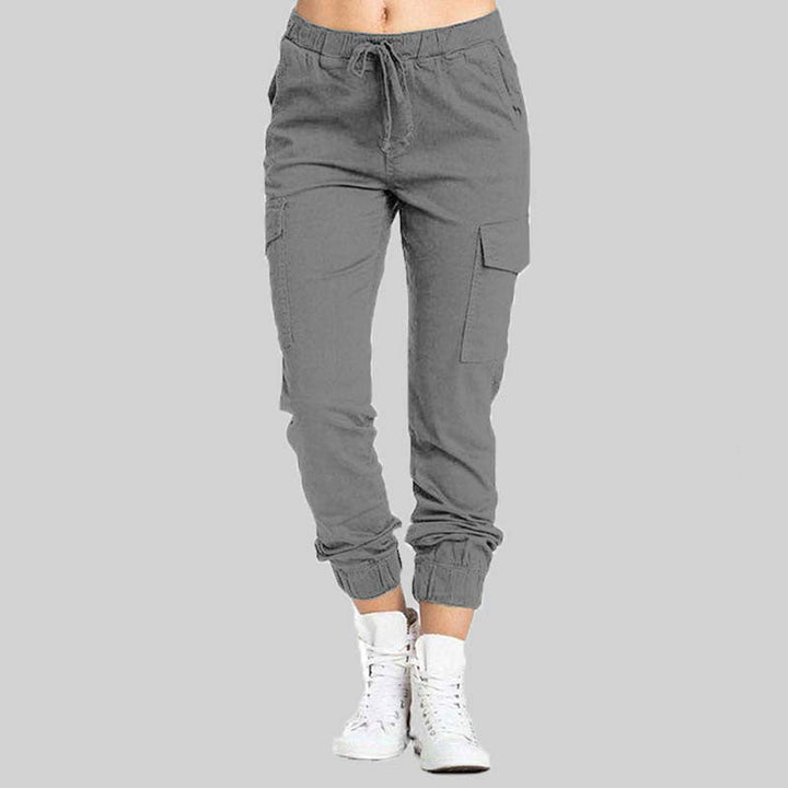 Dames cargo broek met comfortabele pasvorm, stijlvol en praktisch voor de modebewuste vrouw.