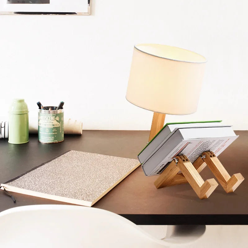Houten tafellamp met unieke boekenhouder, RutanFlex. Verstelbaar robot design, perfect als leeslamp in elke kamer.