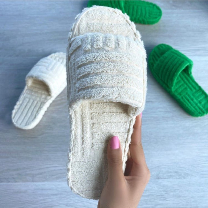 Grijze comfortabele dames slof-slippers, KarliensSlippers, perfect voor warme voeten binnen.