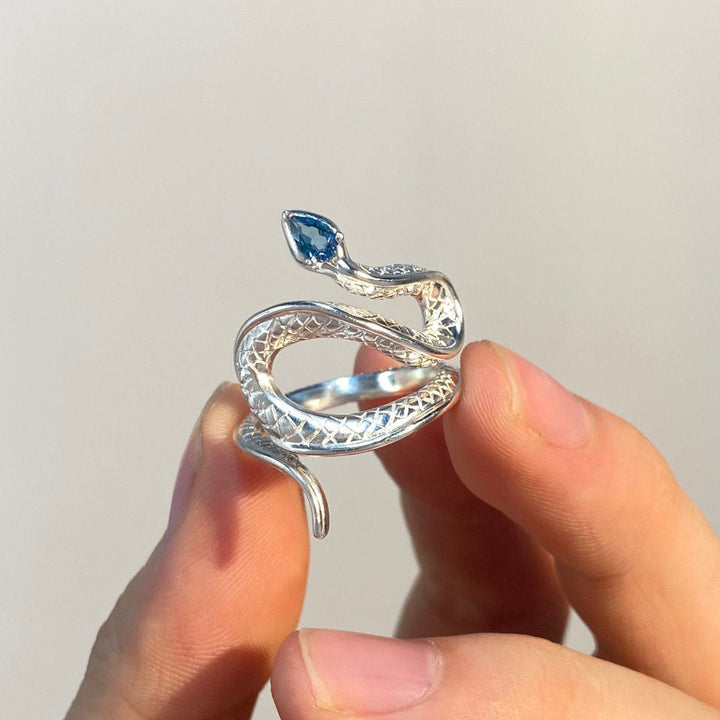Zwarte slangenring, unisex model met uniek design, verstelbaar voor perfecte pasvorm.
