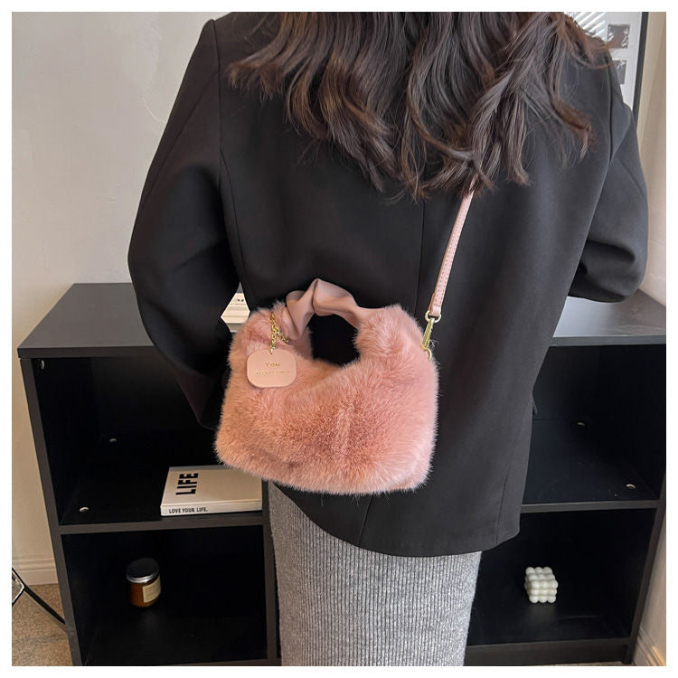Pluizige handtas, een zacht en trendy accessoire voor elke vrouw.