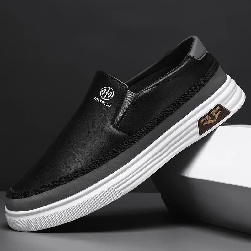 Stijlvolle minimalistische heren instapschoenen, verkrijgbaar in zwart en wit, perfect voor een moderne look.