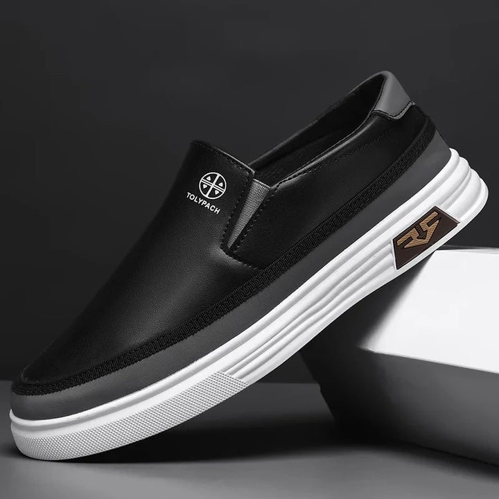 Stijlvolle minimalistische heren instapschoenen, verkrijgbaar in zwart en wit, perfect voor een moderne look.