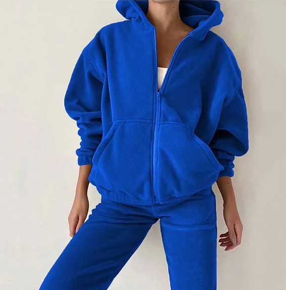 Comfy velours dames trainingspak Olivia. Modieus en zacht, perfect voor ontspanning als huispak.