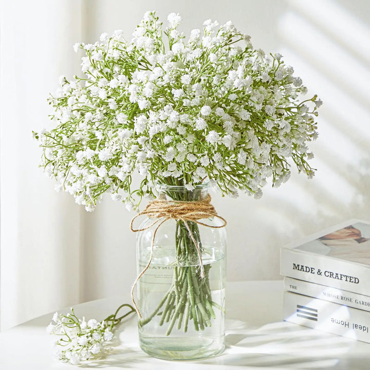 Sierlijk boeket kunstbloemen met gipskruid & lavendel in een vaas, sfeervolle woondecoratie voor elk interieur.