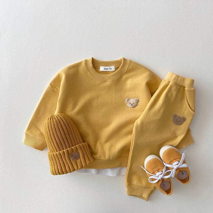 Casual 2-delige kinderset, comfortabel voor spelen en ontspannen; met leuke hartjesprint.