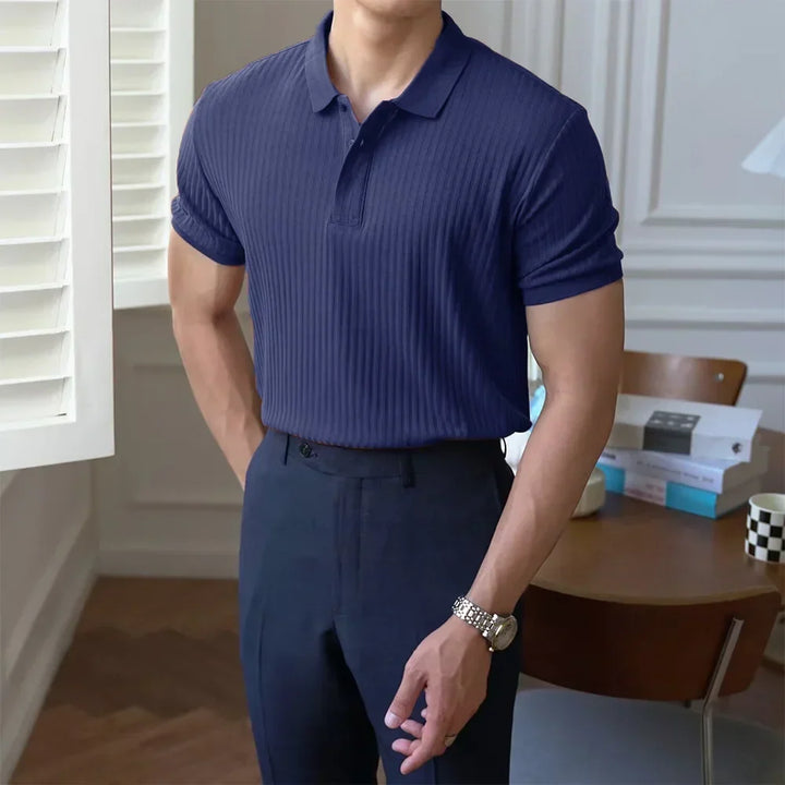 Een opgevouwen slim fit herenpolo met klassieke kraag en gestructureerde stof, essentieel voor zomer casual kleding.