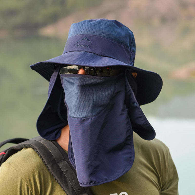 UV-beschermende zonnehoed voor kamperen, met brede rand, nekflap en ademend materiaal voor comfort.