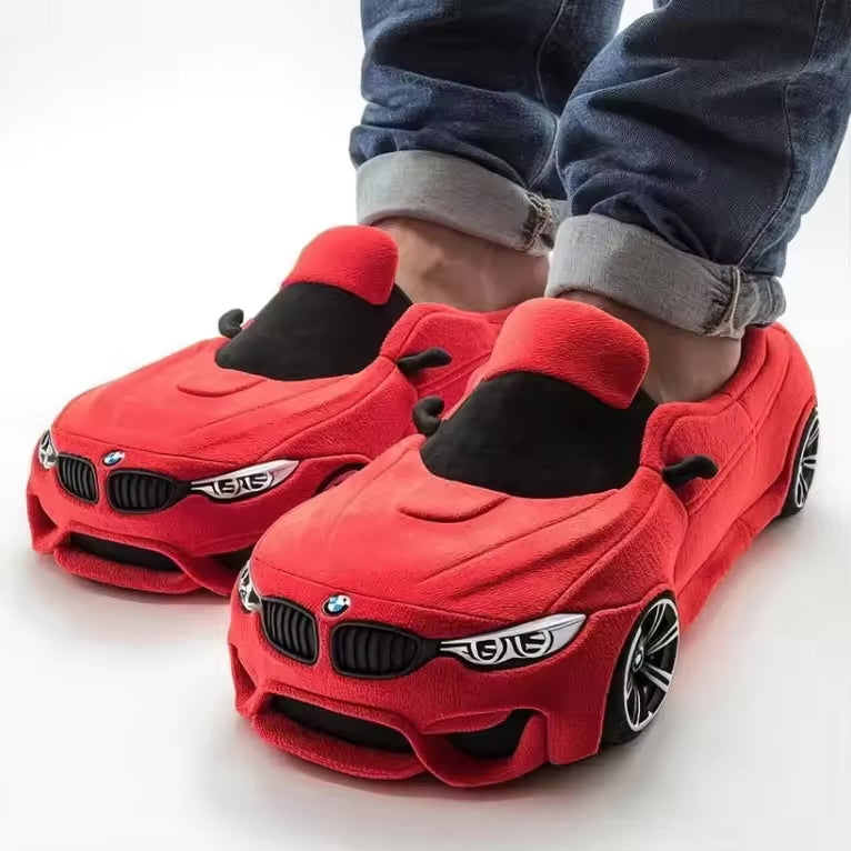 Zijaanzicht: Warme heren winterpantoffels AutoLuxe met gedetailleerd sportauto design. Perfect voor relaxen.