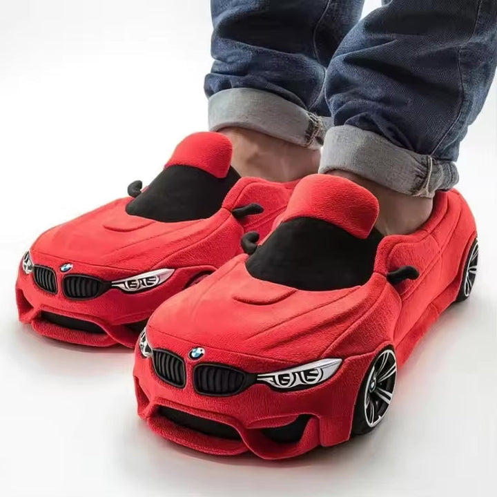 Zijaanzicht: Warme heren winterpantoffels AutoLuxe met gedetailleerd sportauto design. Perfect voor relaxen.