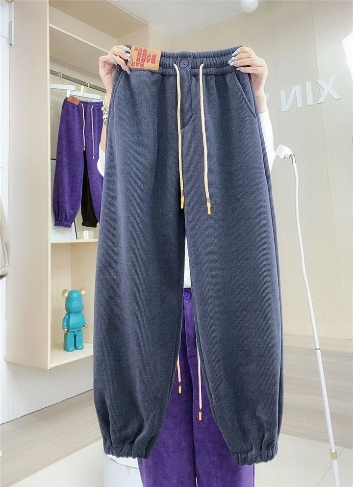Comfortabele winterse dames joggingbroek, loose fit en warm, perfect voor ontspanning thuis.
