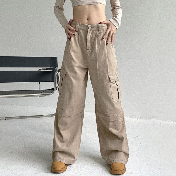 Modieuze dames cargobroek met losse pasvorm en wijde pijpen, ideaal voor streetwear.