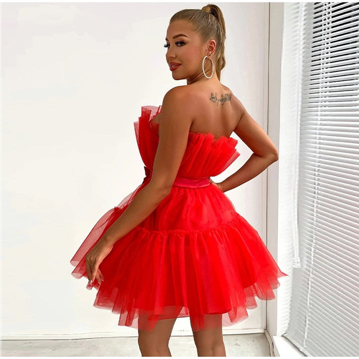 Flatterende strapless avondjurk in zwart, met een elegante pasvorm voor elke dame.