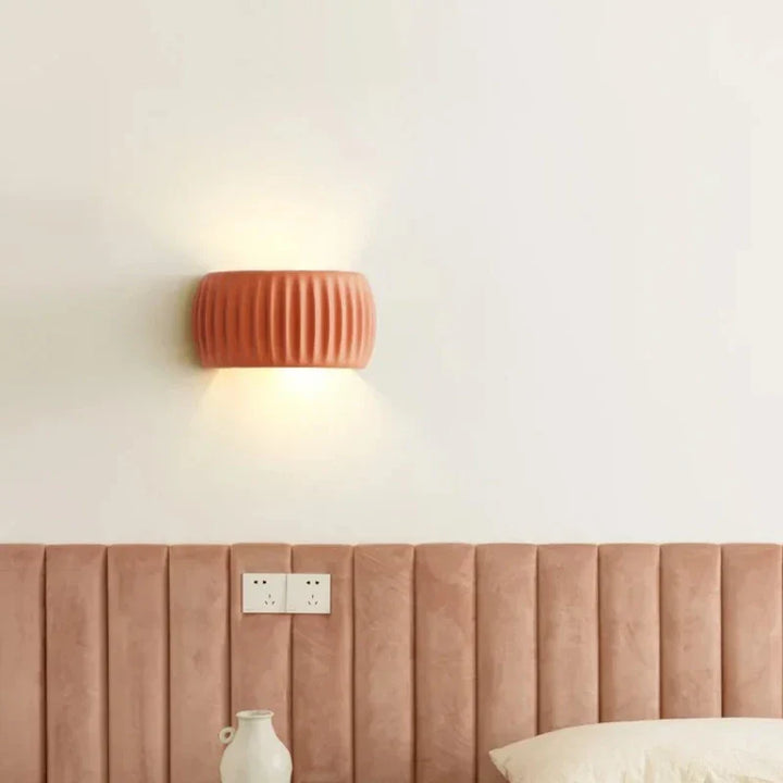 Sfeervolle LED wandlamp, perfect voor een moderne woonkamer.