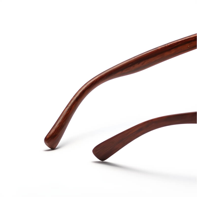 Stijlvolle unisex zonnebril met donkere, gepolariseerde glazen en een uniek houten detail.