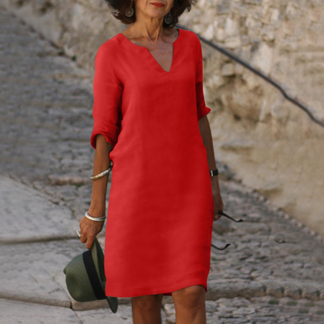 Dames elegante zomerjurk met V-hals, perfect voor warme dagen en comfortabele damesmode.