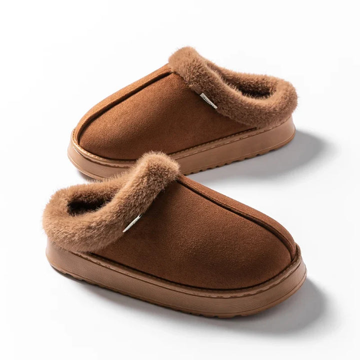 Paar unisex fluffy pantoffels in neutrale kleur, warm en antislip. Gezellige voetwarmers voor thuis.
