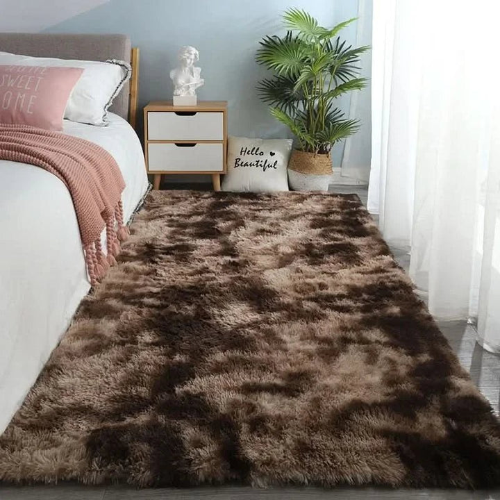 Stijlvol kunstbont vloerkleed met gradient design. Luxe woondecoratie onder salontafel in moderne huiskamer.