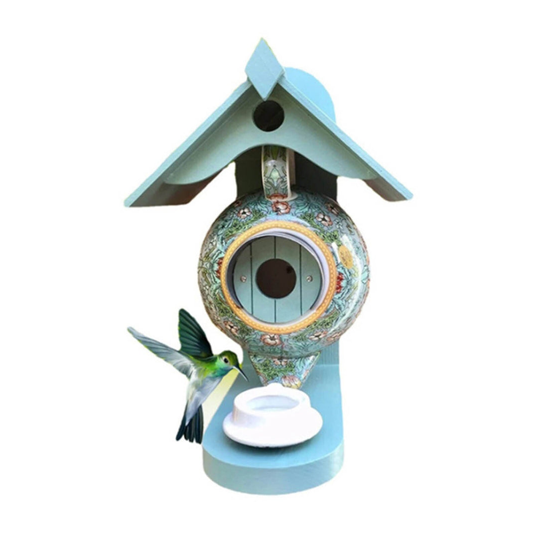 Gedetailleerd theepot vogelvoederhuis met schotel, van keramiek en hars. Ideale tuindecoratie voor vogels.
