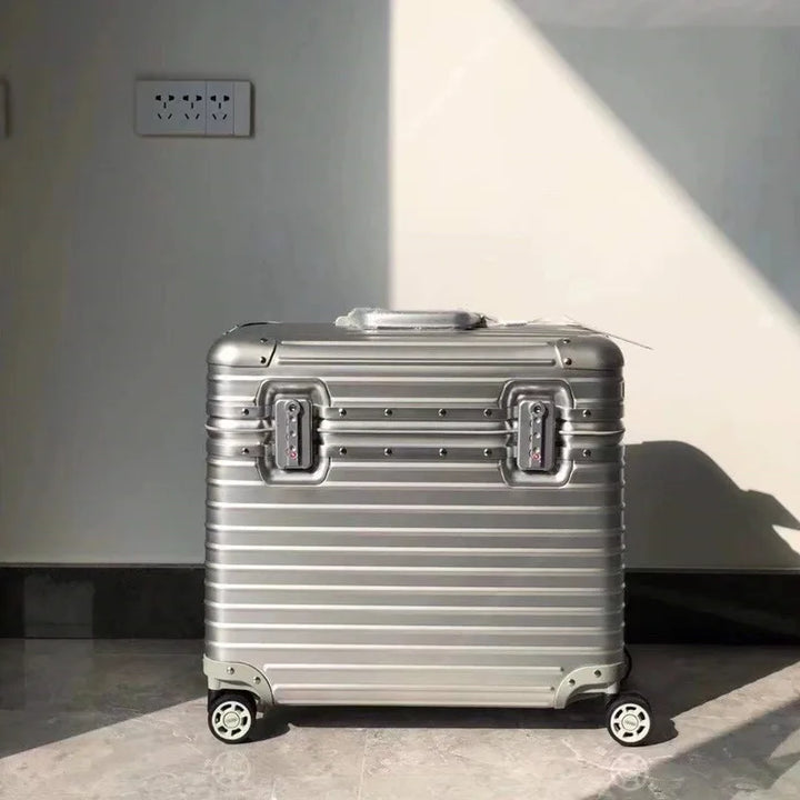 Binnenkant van luxe aluminium reiskoffer. Georganiseerde hardcase met pakriemen en compartimenten, inclusief TSA slot.