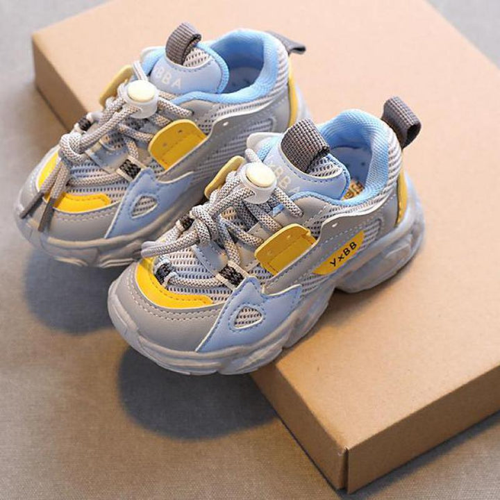 Stijlvolle ShaqsSneaks kinder sneakers met vetersluiting. Trendy kinderschoenen, perfect voor meisjes en jongens.
