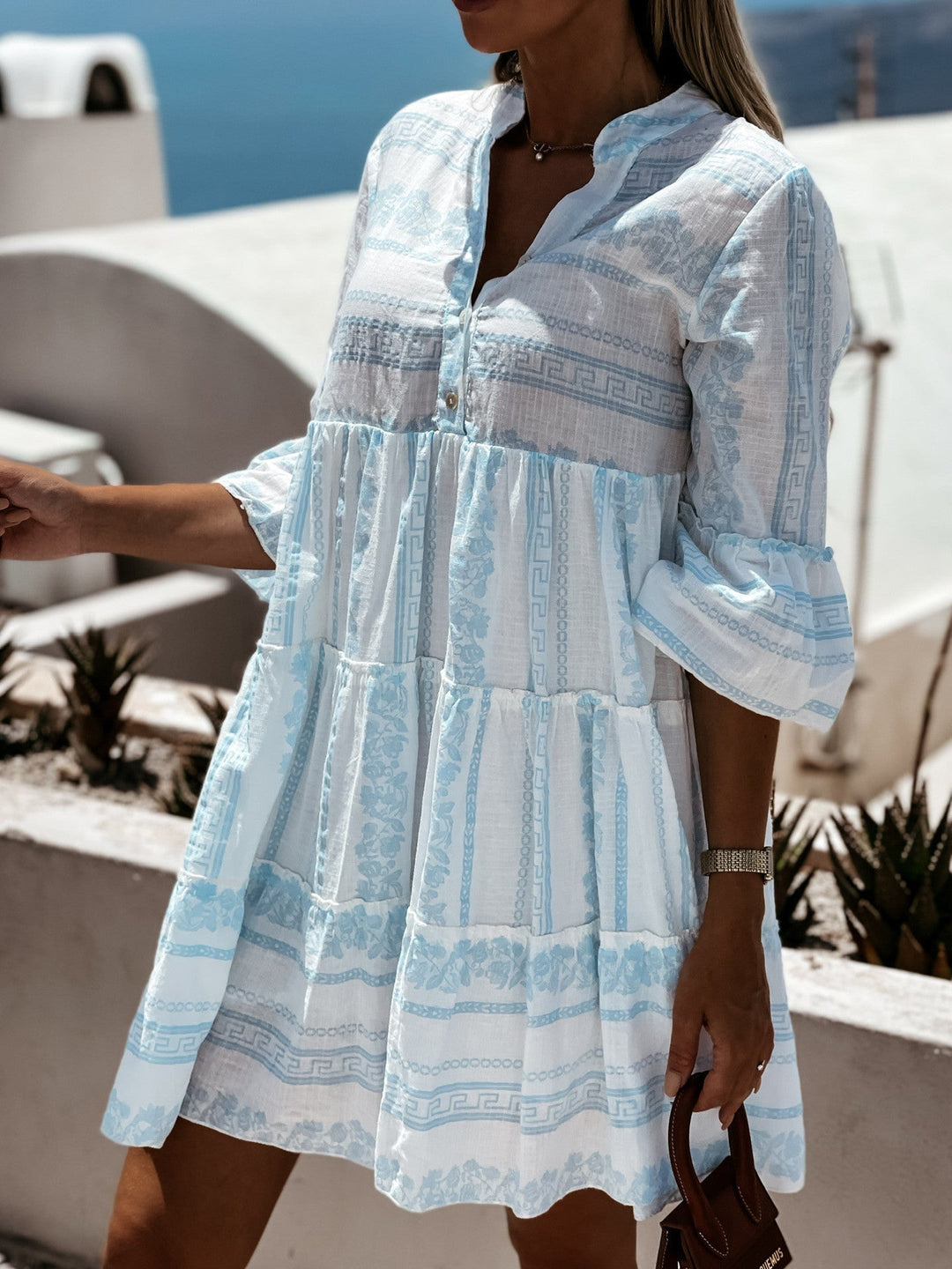 Beige boho zomerjurk met ruches, luchtig en stijlvol voor strand of casual ibiza look.
