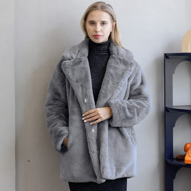 Modieuze dames winterjas met teddy look. Warme bovenkleding met een stijlvolle losse pasvorm voor elke vrouw.