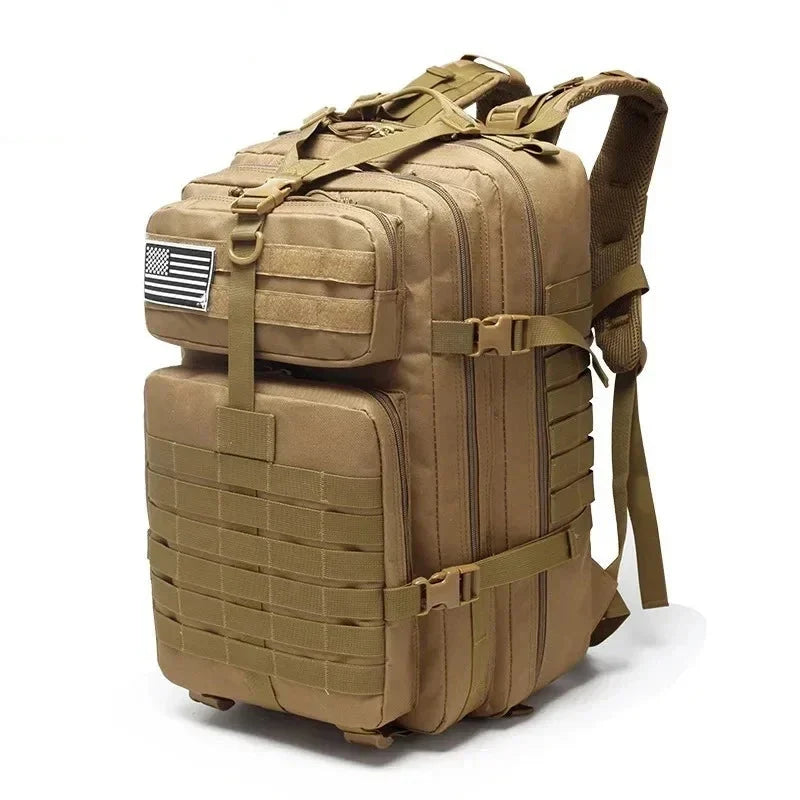 Close-up van het MOLLE systeem op een TrailPro tactische rugzak, toont bevestigingsmogelijkheden.